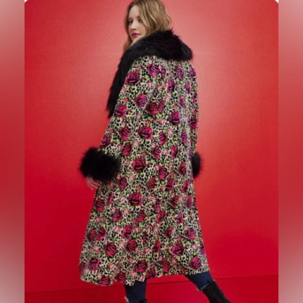 BETSEY JOHNSON/ TORRID AMAZING VELVET COAT Stunning . NWOT SZ  2 = (18-20)